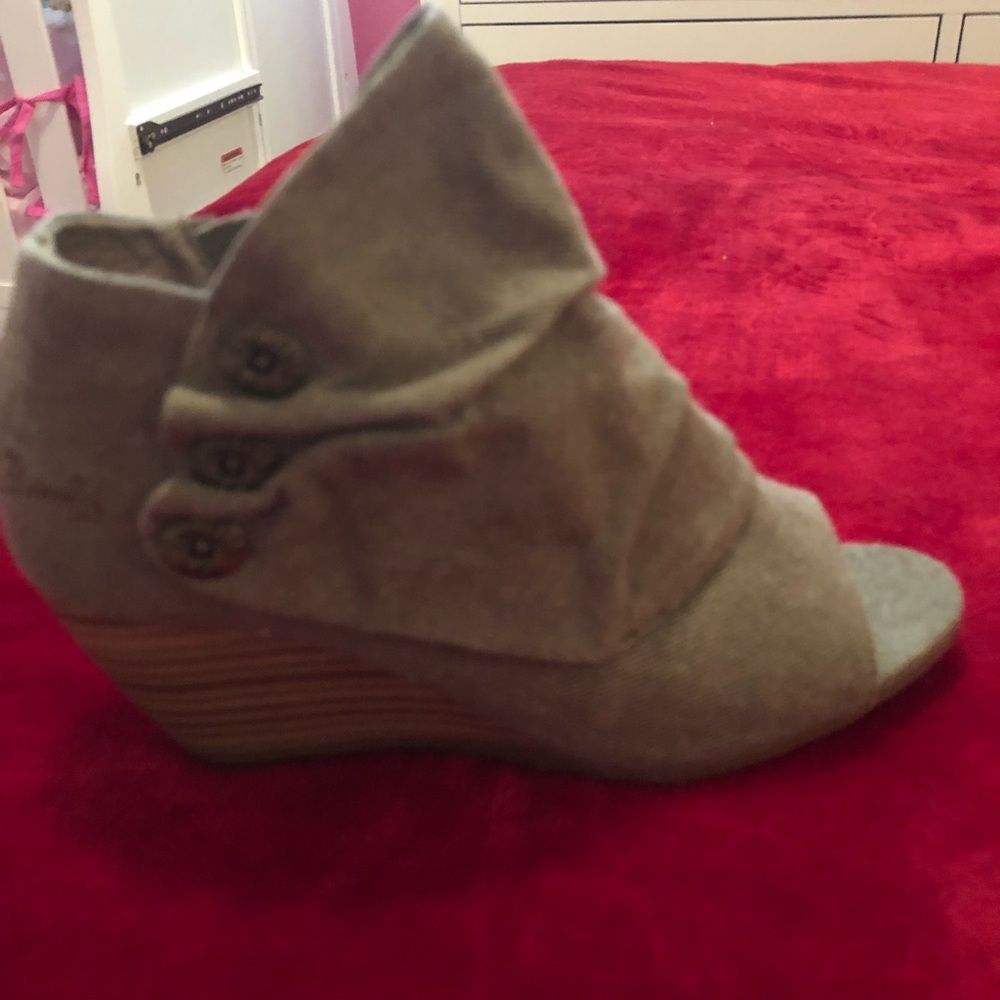 Nice shoes size 6 just use it once